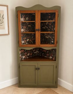 Corner cabinet