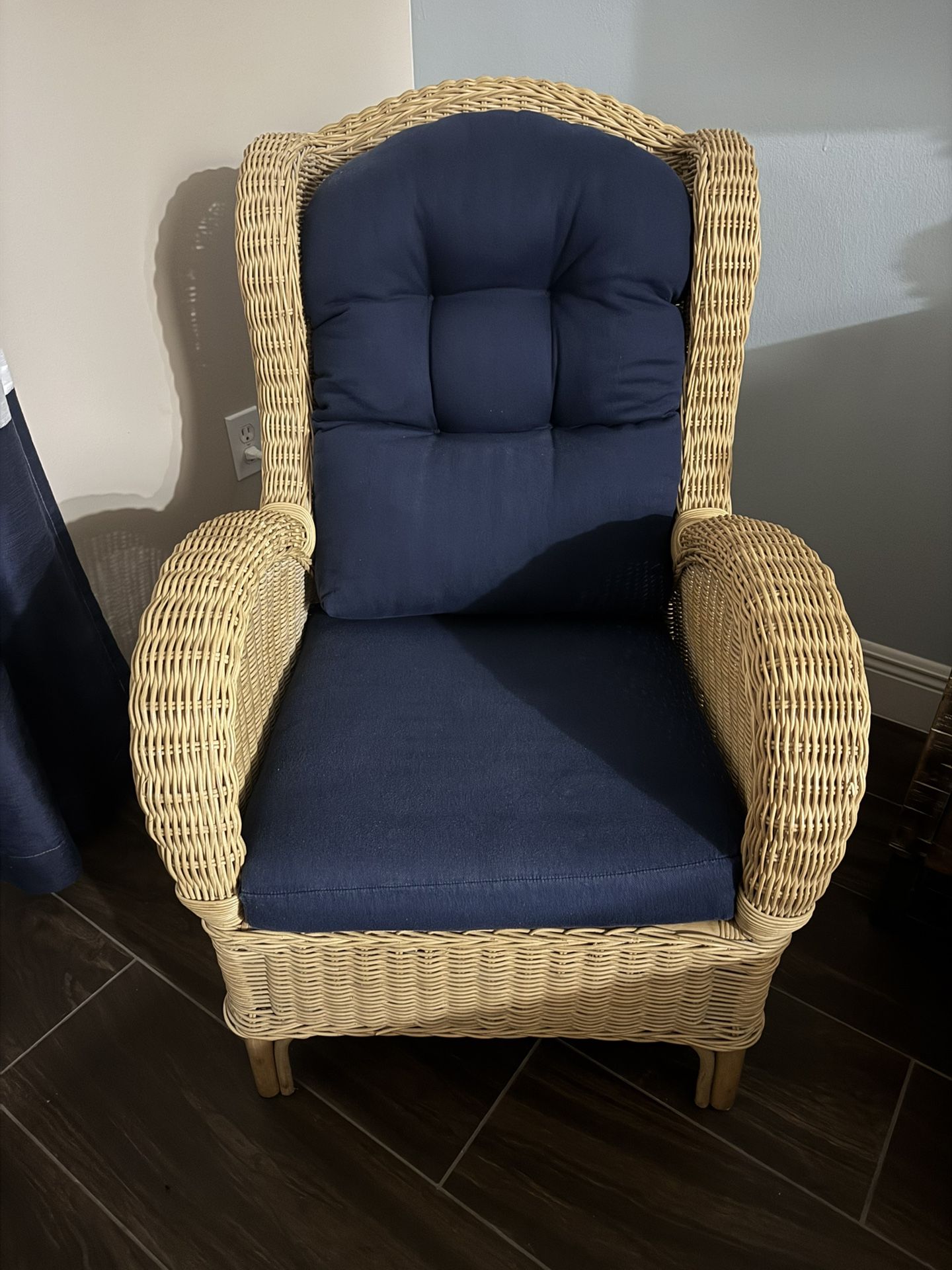 Wicker chair with removable cushions