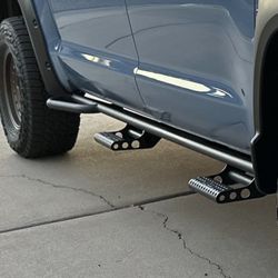 Toyota Tundra (N-Fab rock sliders with kick out) and detachable steps. All mounting bolts included. 