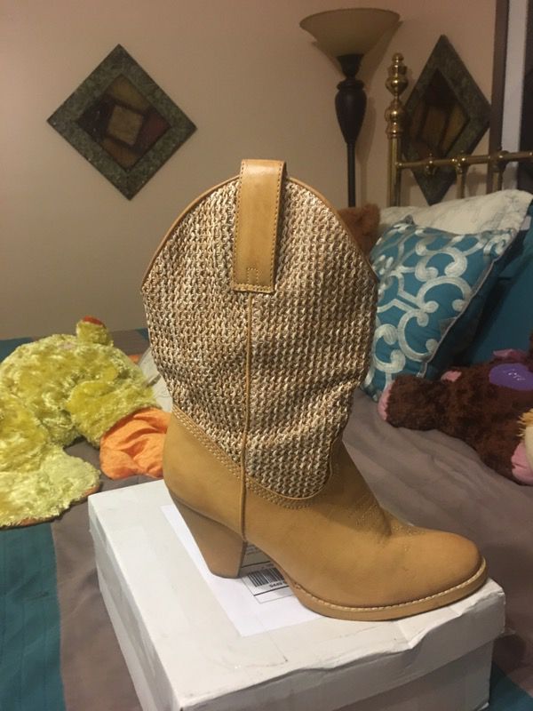 Beautiful size 8 cow girl boots