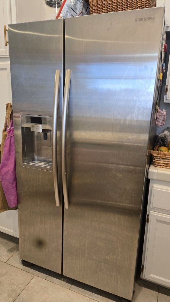 SAMSUNG REFRIGERATOR 25 CUBIC FEET BROKEN FOR PARTS COMPRESSOR.