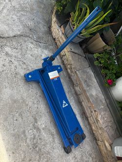 Used like new AC hidraulic 4000 lbs floor jack with high lift