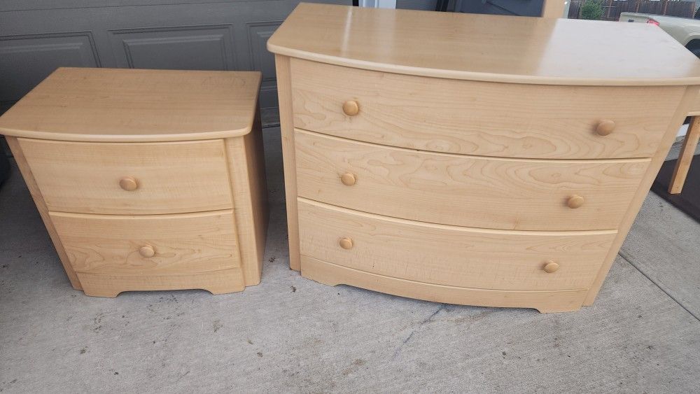 2 Dresser Set With Attached Mirror. Good Condition