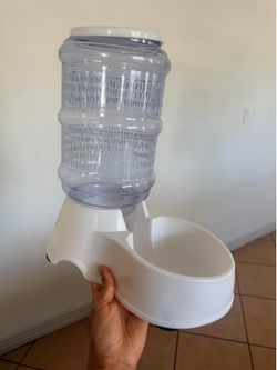 Pet food dispenser