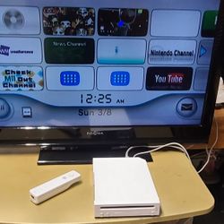 Older Flat Screen 32"INSIGNIA with Remote 