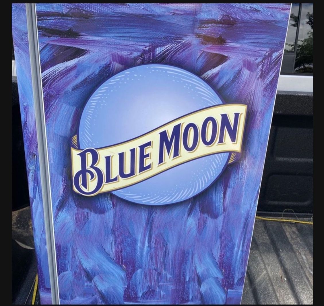 Blue moon Mini Fridge In Excellent Condition .