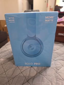 Beats Solo Pro Wireless Headphones – Light Blue