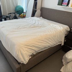 Like New - Queen Serta iComfort. $2,000+ New