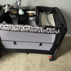 Pack ’n Play Play Yard w/ Changing Table, Mobile, Bassinet & Travel Bag