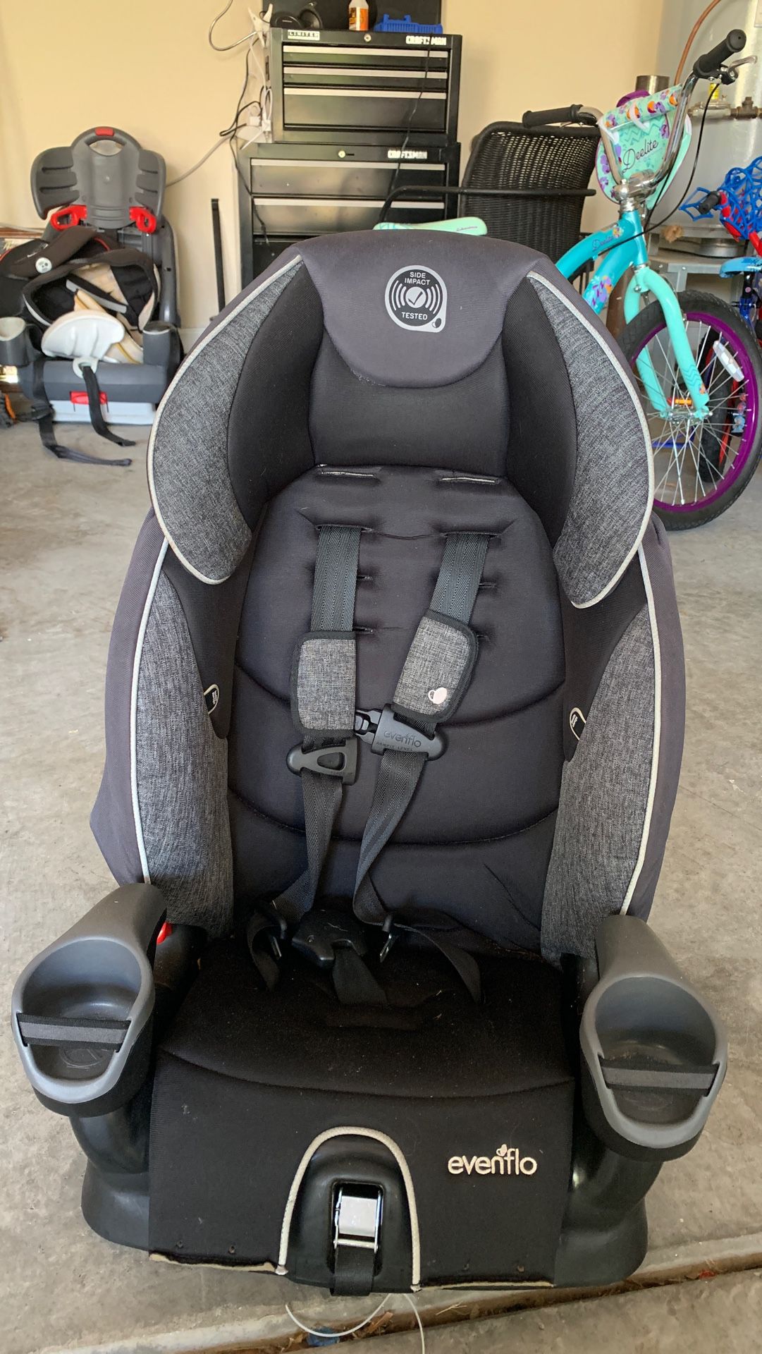 Evenflo Car seat in great condition used 2 months