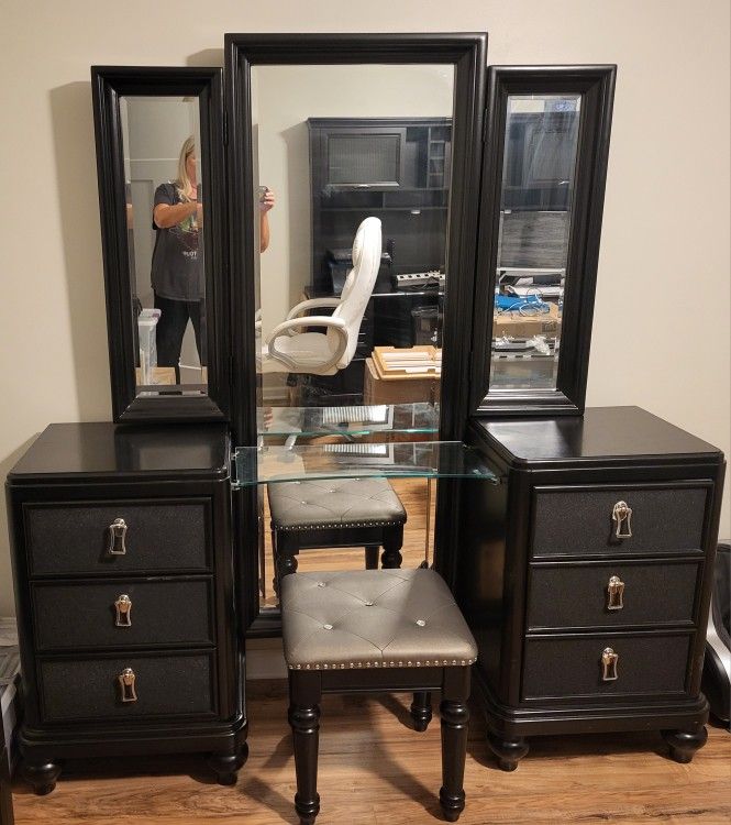 Glam Makeup Vanity With Stool