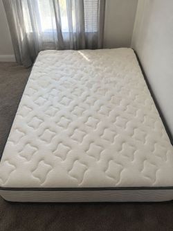 Queen Size 10-Inch Mattress – Excellent Condition – Barely Used