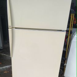 Very Clean! Amana Freezer-On-Top Refrigerator!