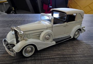 White 1933 Cadillac Town Car die-cast