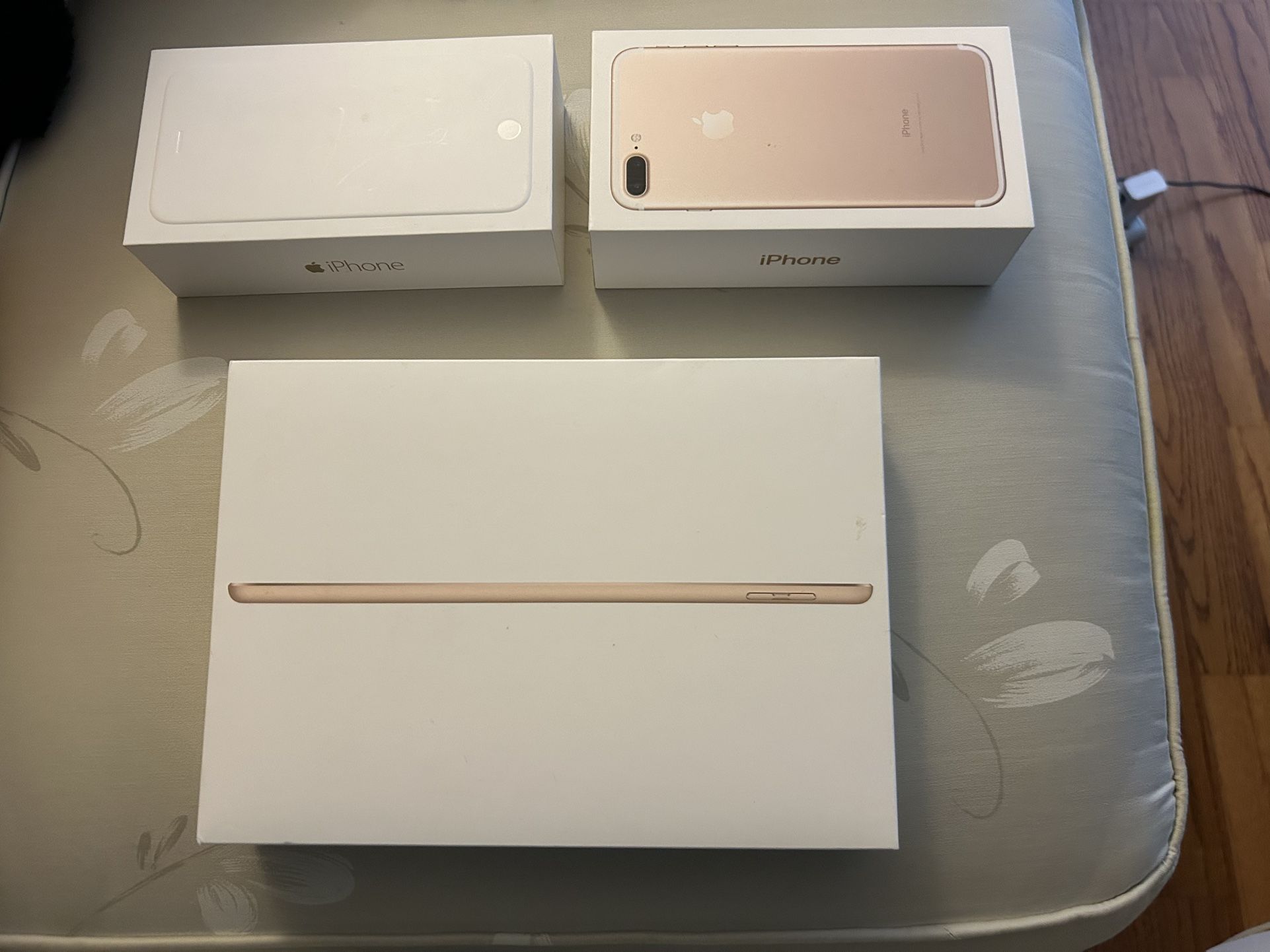 Apple iPhone and iPad box bundle