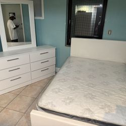 Full Size Bed Frames With Mattress And Dresser And Mirror All New Furniture And Free Delivery Free Instalación 