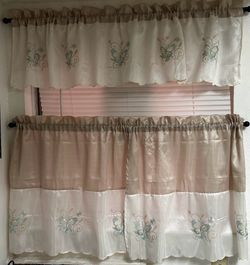 Kitchen Curtain Set - Like New Condition!