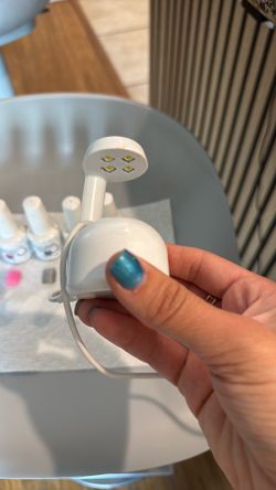 Gel de uñas y lampara