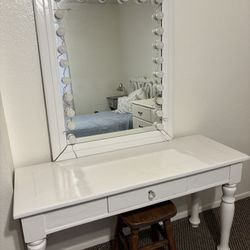 White Vanity Set With Lights And Stool