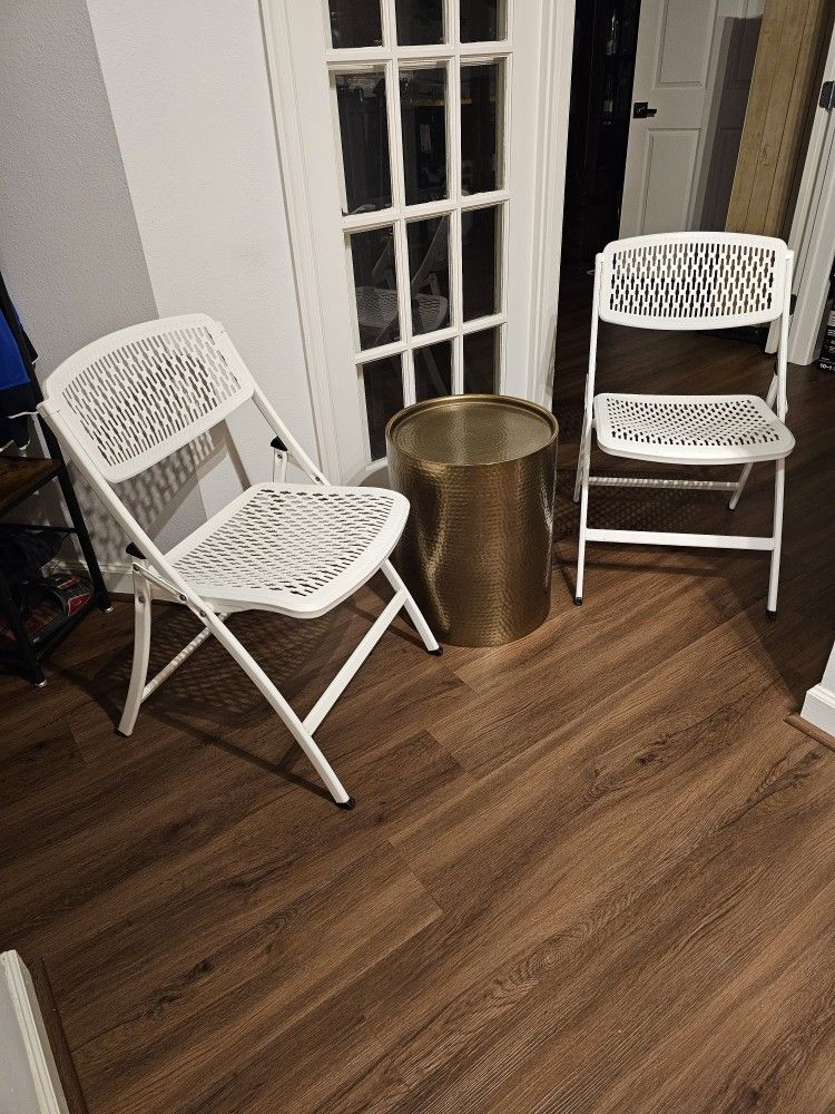 4 Foldable Chairs With Metal Table