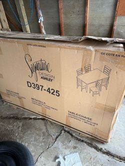 Dining room table w/ 6 chairs
