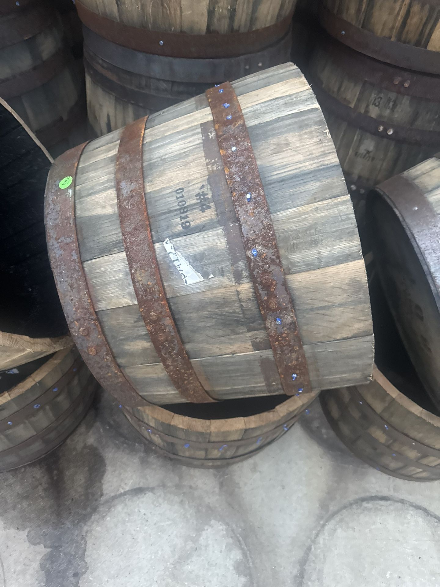 High Quality Empty Whiskey Barrel Planters 