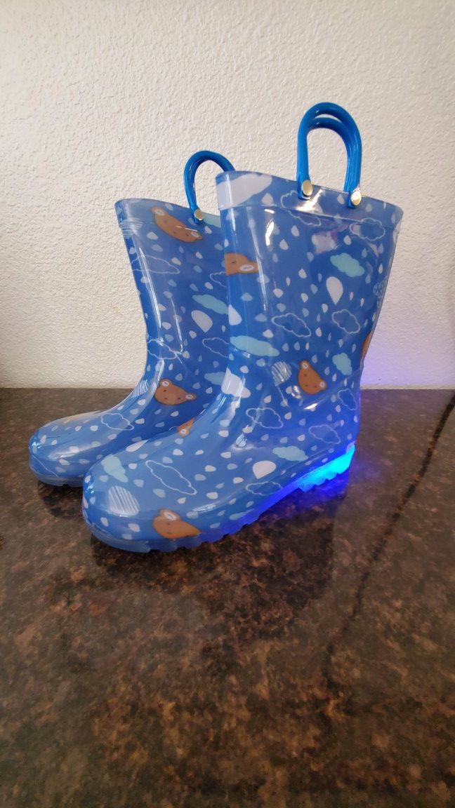 Size 2 Kids Rain Boots, Waterproof Light up Boots with Easy-on Handles unisex
