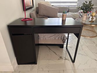 Computer desk
