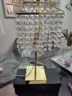 Lámpara de cristal con dorado.