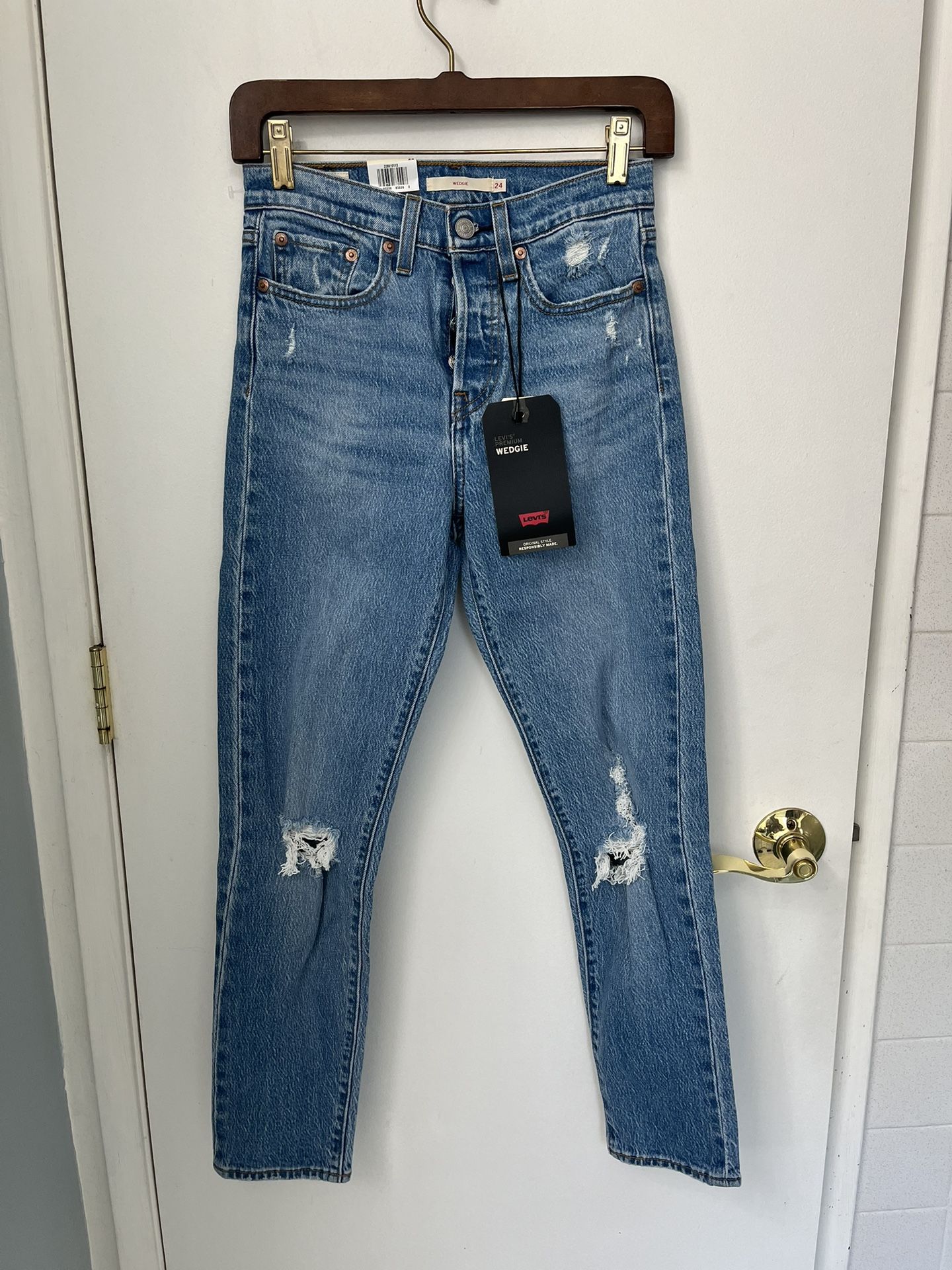 Brand New Levi’s Wedgie High rise Jeans Size 24