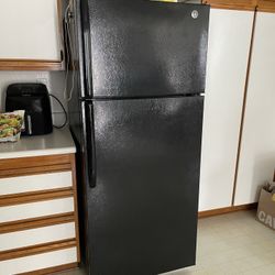 GE Top-Freezer Refrigerator 