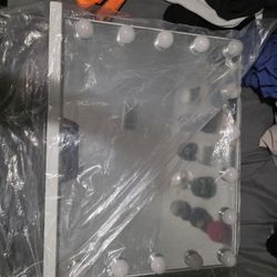 Vanity Mirror NEEDS CABLE.