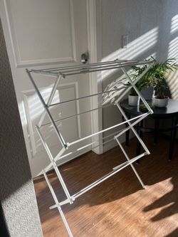 Amazon Basics Portable Clothing Rack
