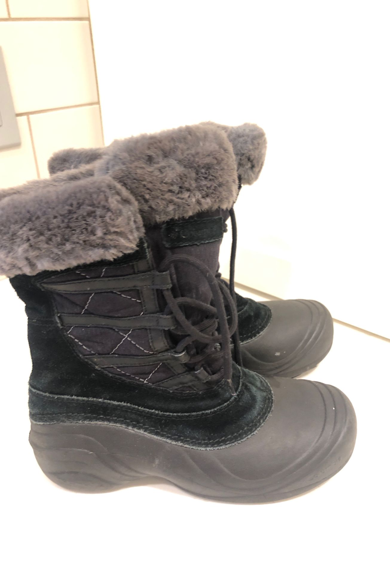 Women’s Columbia snow boots size 6