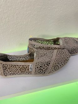 TOMS Women’s Gray Lace Floral Crochet Slip-On Flat Round Toe Casual US 6.5