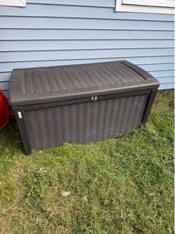 Outdoor storage bin