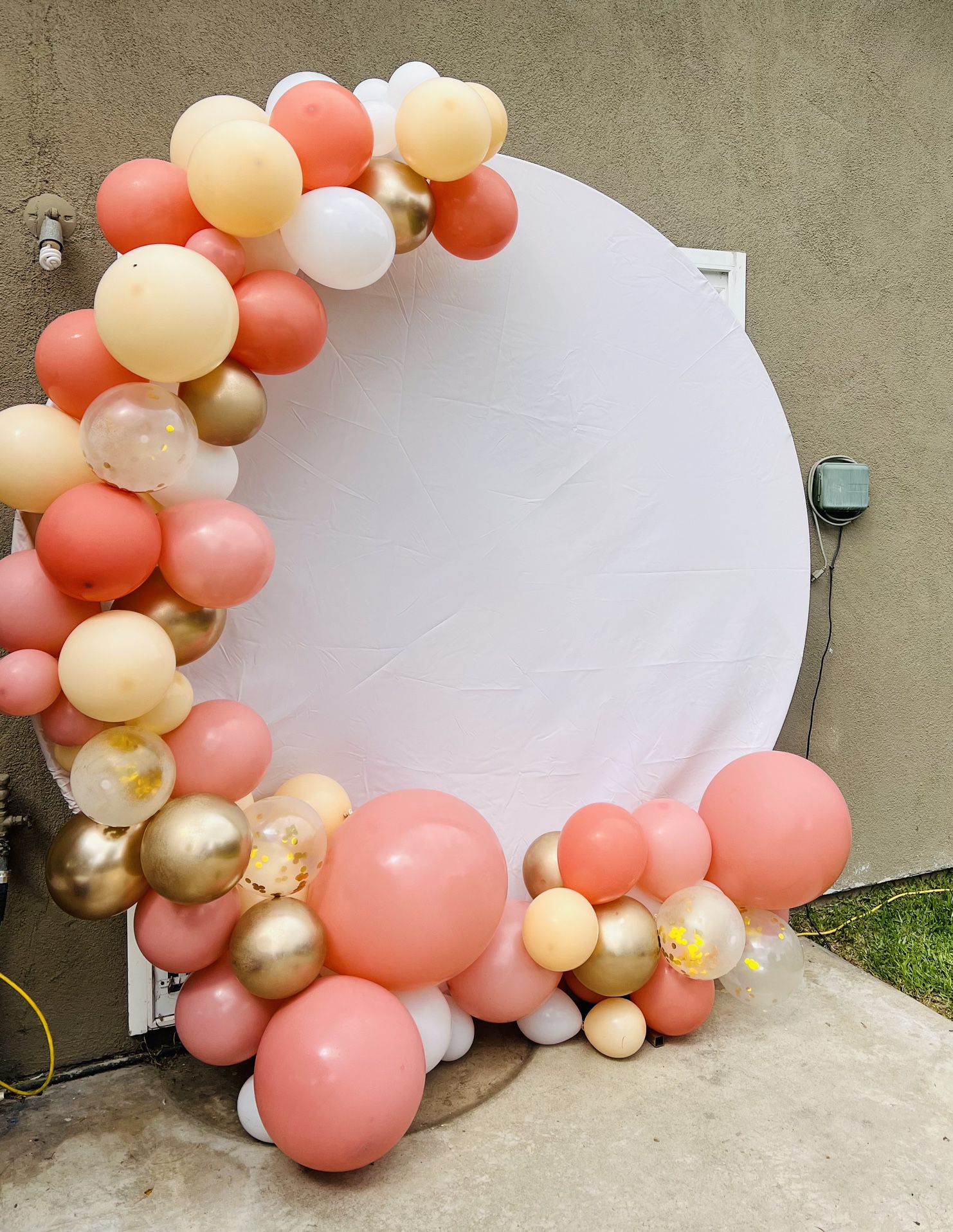 Balloon garlands/flower Arrangements /photo-backdrop/tables and Chairs 