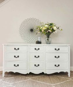 Vintage French Provincial Dresser/Buffet – White – Solid Wood