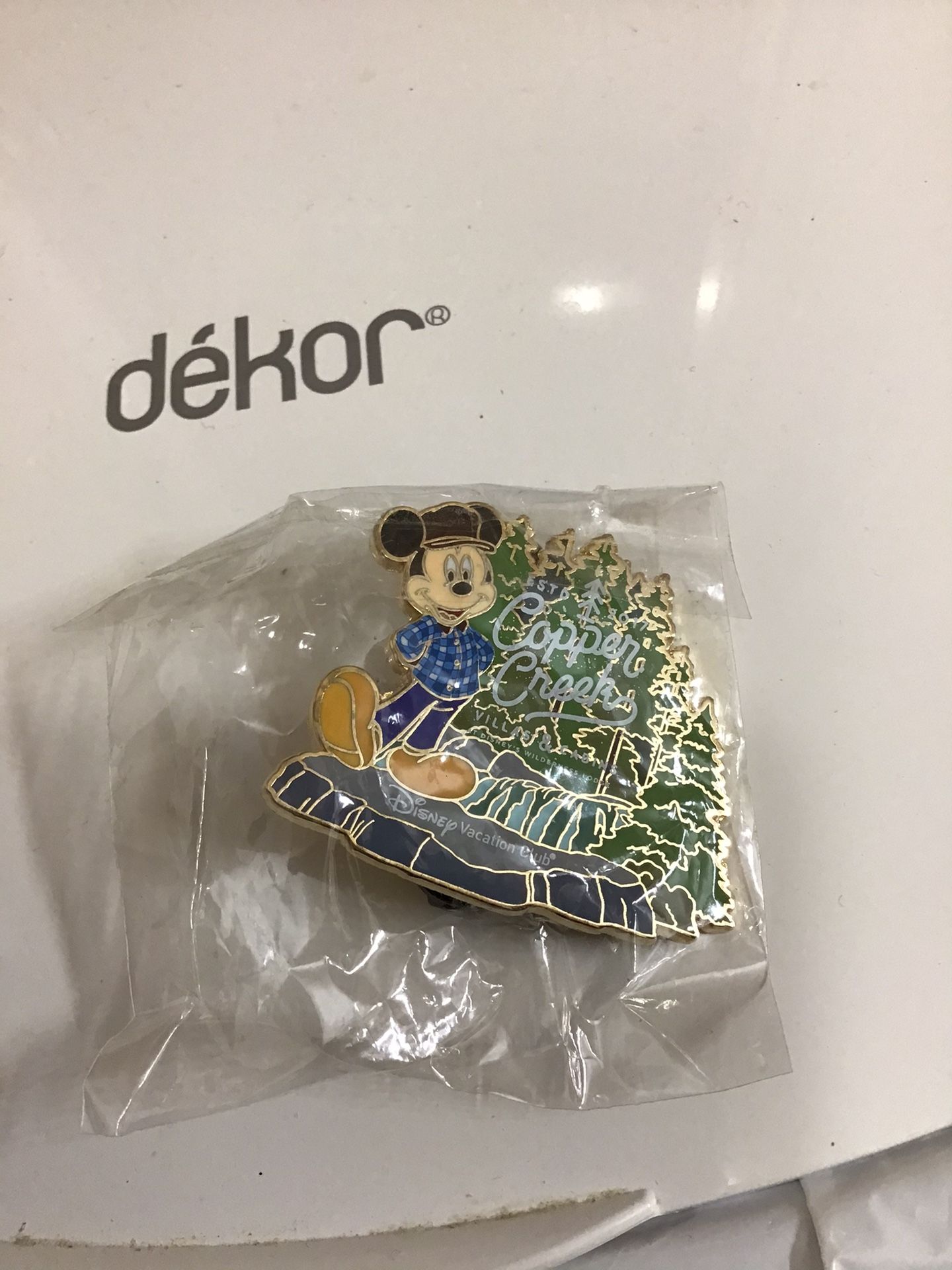 Member’s only DISNEY VACATION CLUB Copper creek villas cabins limited edition pin NEW in the package