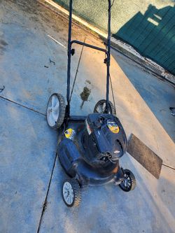 YARD MACHINE  ? Push Lawnmower Used Works Good No Bag  