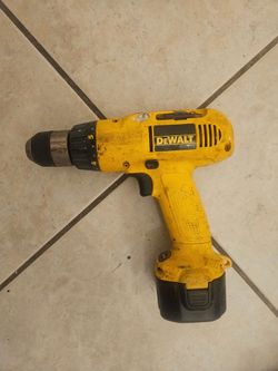 Vintage yellow DEWALT cordless drill works perfectly