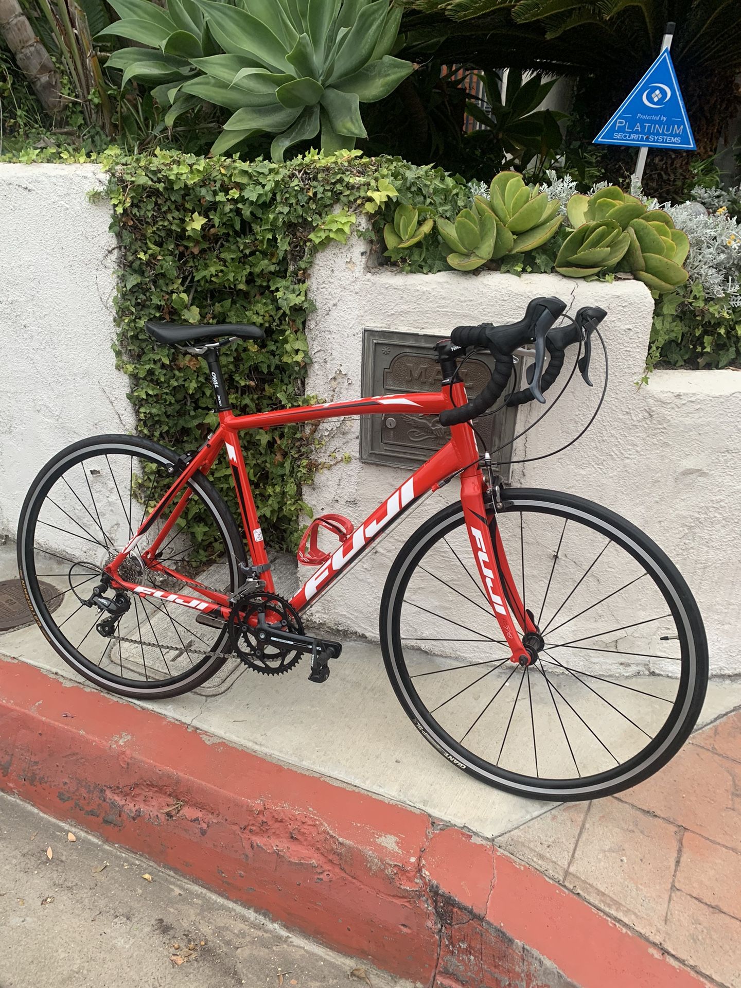 Road Bike Fuji ( 700$ Or Best Offer )