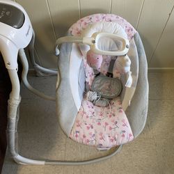 Ingenuity Columpio enchufable con vibraciones relajantes 