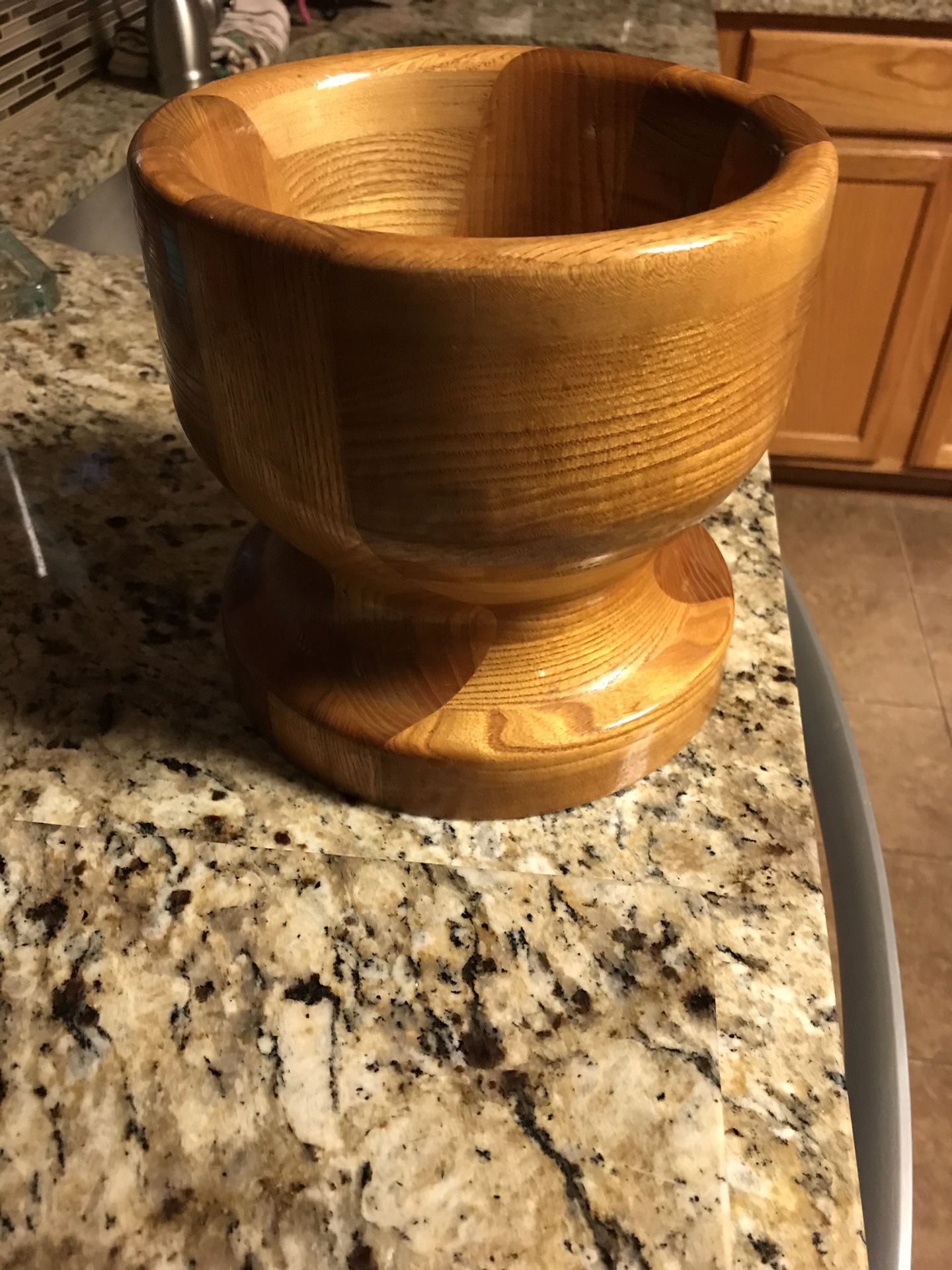 Solid wood bowl, used for the assorted nuts