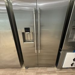 Frigidaire Professional Refrigerator – Model PRSC2222AF Like-new condition — showroom clean!