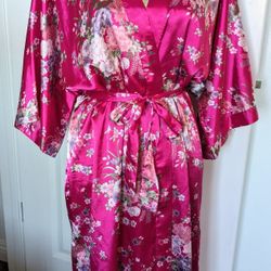 Oriental Village Silk Collection 
Vintage Women's Dark Pink Floral 
Robe Kimono. 
Pit to Pit: 25"
Collar to Tail: 40
EXCELLENT CONDITION.
