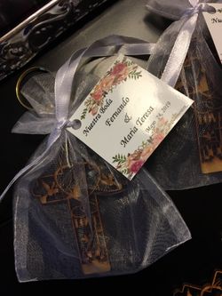 12 Wood Keychain Favors- 12 Llaveros hechos de Madera ( recuerdos)