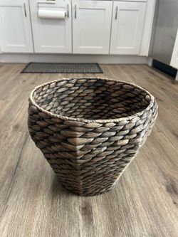 Woven plant pot