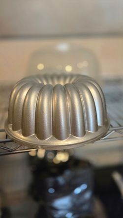 New Bundt Pan with Travel Case