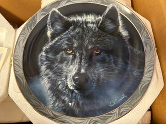 Decorative wolf design plates